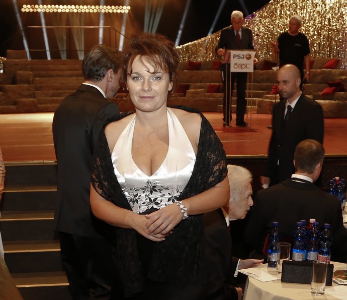 Barbora Munzarová s hlubokým výstřihem na cenách Thálie v roce 2015.