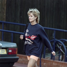 Mikinu obvykle doplňovala cyklistickými kraťasy v oranžové nebo bílé barvě, ponožkami a teniskami.