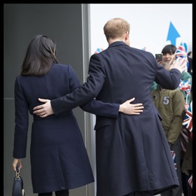 Nebylo to ale ten rok první faux pas, kterého se Meghan dopustila. V březnu v Birminghamu zase zapomněla odpárat krejčovský steh z dolní části kabátu od J.Crew.