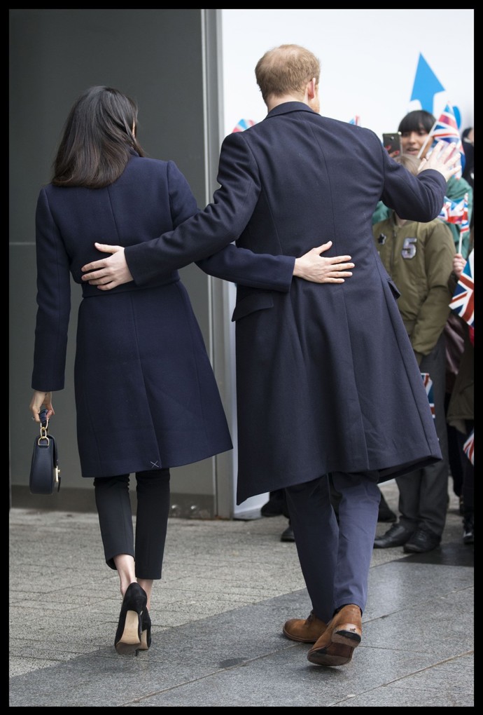 Nebylo to ale ten rok první faux pas, kterého se Meghan dopustila. V březnu v Birminghamu zase zapomněla odpárat krejčovský steh z dolní části kabátu od J.Crew.