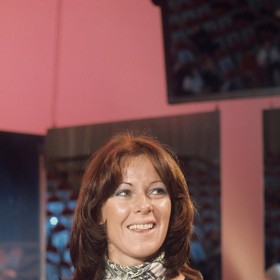 Zpěvačka Anni-Frid Lyngstad se narodila 15. listopadu 1945 v norském Bjørkåsenu.