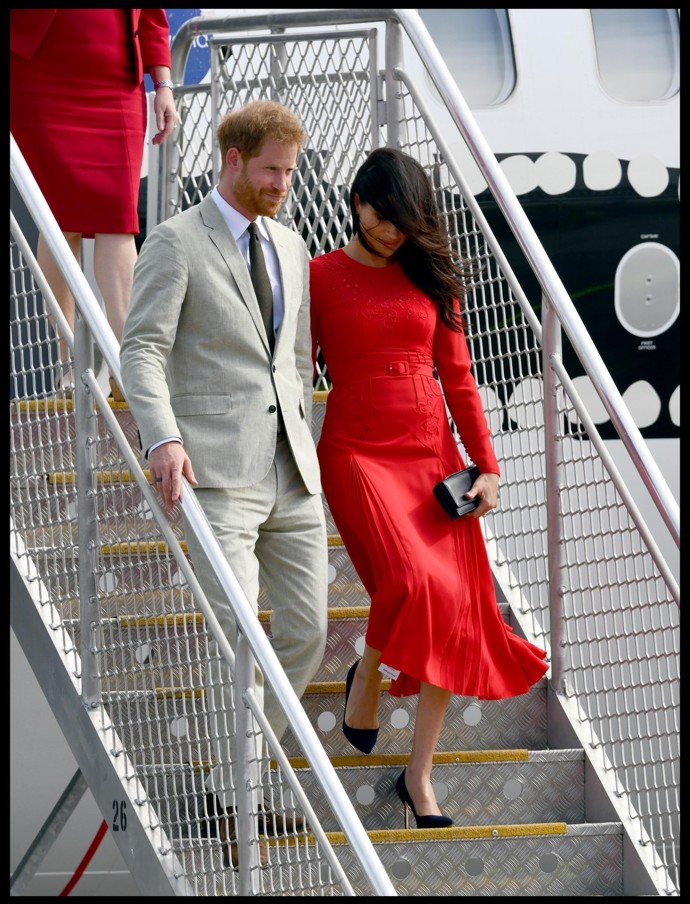 Při sestupování po schodech z tryskáče, stejně jako později na pojezdové ploše, ale vyšlo najevo, že si ze šatů zapomněla odstranit cedulku.