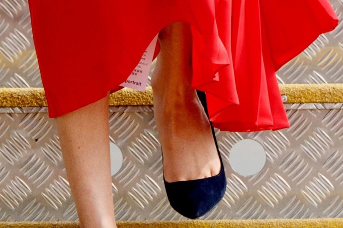 Cedulku dávala na odiv přibližně pět minut, než s Harrym dorazili do přistaveného vozu.