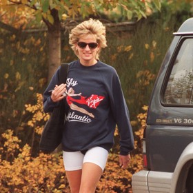 Merchovou záležitost s logem letecké společnosti Virgin Atlantic si na sebe brala pokaždé, když mířila do posilovny v Chelsea. Pro fotografy se tak postupně stala nezajímavou, protože vypadala pořád stejně.