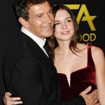 Antonio Banderas je na dceru pyšný, i když přiznává, že před kamerou jí to kvůli stydlivosti nikdy moc nešlo.
