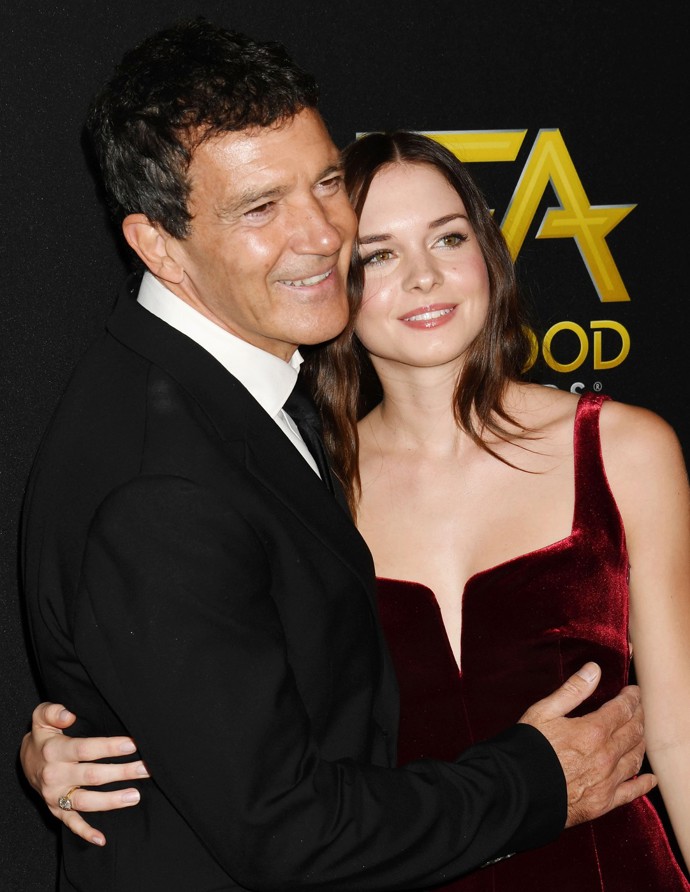 Antonio Banderas je na dceru pyšný, i když přiznává, že před kamerou jí to kvůli stydlivosti nikdy moc nešlo.
