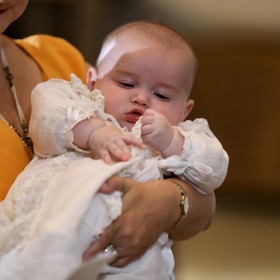 Charles byl vykuk odjakživa. Takhle například zkoumal slavnostní roucho při svém křtu.