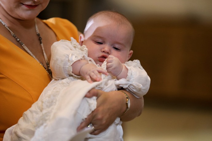 Charles byl vykuk odjakživa. Takhle například zkoumal slavnostní roucho při svém křtu. 