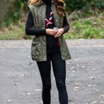 Černá barva a skinny střih. V ničem jiném vaše štíhlé nohy tolik nevyniknou. Ví to i Kate Middleton, která právě takový kousek oblékla v roce 2021 na outdoorovou akci v Glasgow. Džíny stylově doplnila khaki vestou Ganni.