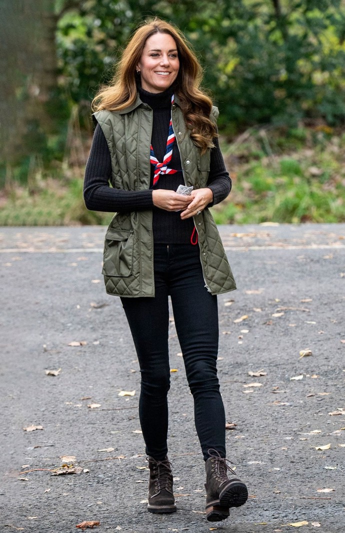 Černá barva a skinny střih. V ničem jiném vaše štíhlé nohy tolik nevyniknou. Ví to i Kate Middleton, která právě takový kousek oblékla v roce 2021 na outdoorovou akci v Glasgow. Džíny stylově doplnila khaki vestou Ganni.