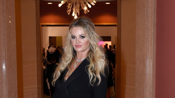 Monika Babišová v elegantní černé.