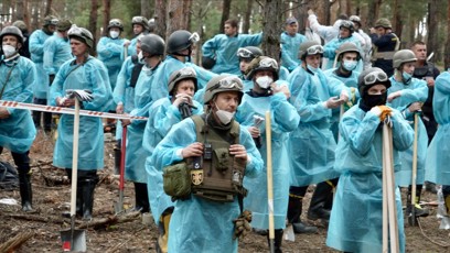 FOTO: Náčelník policejního vyšetřovacího oddělení pro Charkovskou oblast Serhij Bolvinov a jeho tým byl pověřen exhumovat těla z nalezeného pohřebiště a podrobit je forenznímu vyšetřování.