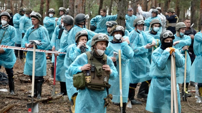 Náčelník policejního vyšetřovacího oddělení pro Charkovskou oblast Serhij Bolvinov a jeho tým byli v roce 2022 pověřeni exhumovat těla z nalezeného pohřebiště v Izjumu a podrobit je forenznímu vyšetřování.