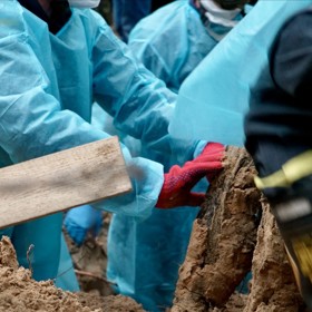 V ukrajinském Izjumu bylo v září 2022 po jeho osvobození Kyjevem nazeleno provizorní pohřebiště se 448 hroby.