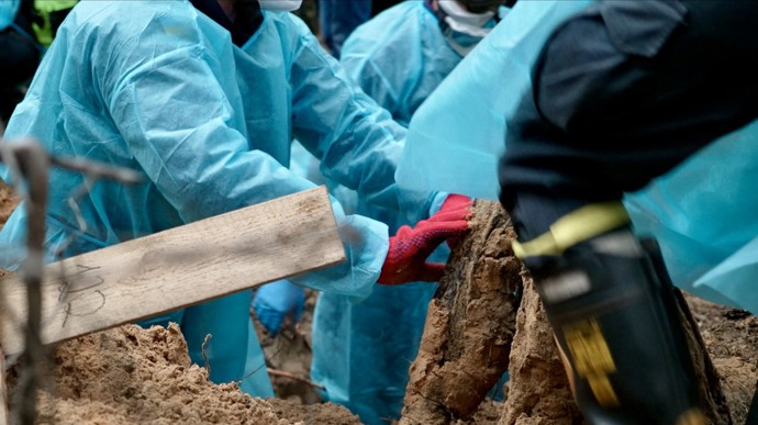 V ukrajinském Izjumu bylo v září 2022 po jeho osvobození Kyjevem nazeleno provizorní pohřebiště se 448 hroby.