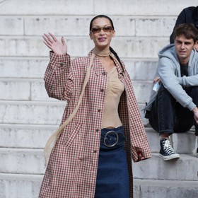 Tenké šály se do módy znovu vrací, důkazem je trendy outfit s kostkou, džínovinou a semiše v podání modelky Belly Hadid.