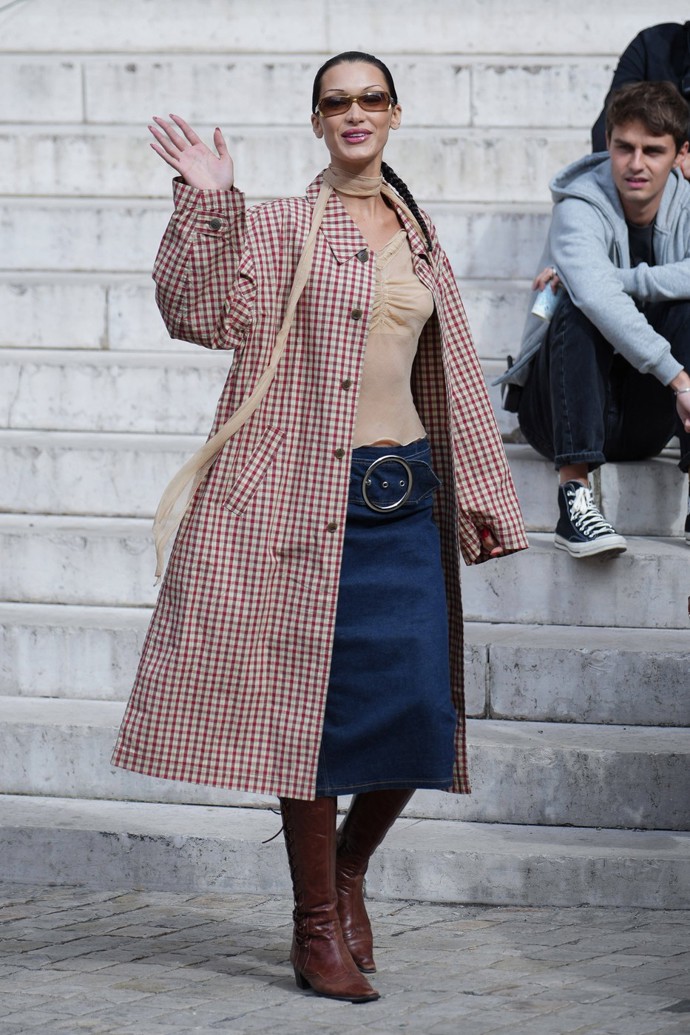 Tenké šály se do módy znovu vrací, důkazem je trendy outfit s kostkou, džínovinou a semiše v podání modelky Belly Hadid.