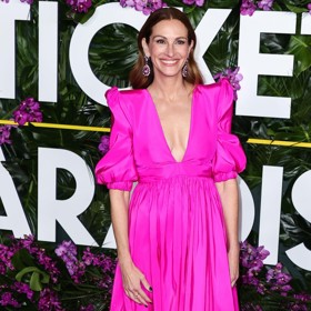 Julia Roberts ve stejných šatech v říjnu roku 2022. Tehdy měla róba o něco delší sukni. Herečka si tento model vzala v říjnu už dvakrát na sebe z prozaického důvodu: aby tak zvýšila povědomí o rakovině prsu. Právě růžová a říjen jsou zasvěcené boji proti této vážné nemoci, která ročně postihuje stále více a více žen.