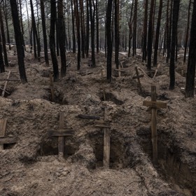 V ukrajinském Izjumu bylo v září 2022 po jeho osvobození Kyjevem nazeleno provizorní pohřebiště se 448 hroby.