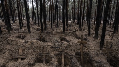 FOTO: V ukrajinském Izjumu bylo v září 2022 po jeho osvobození Kyjevem nazeleno provizorní pohřebiště se 448 hroby.