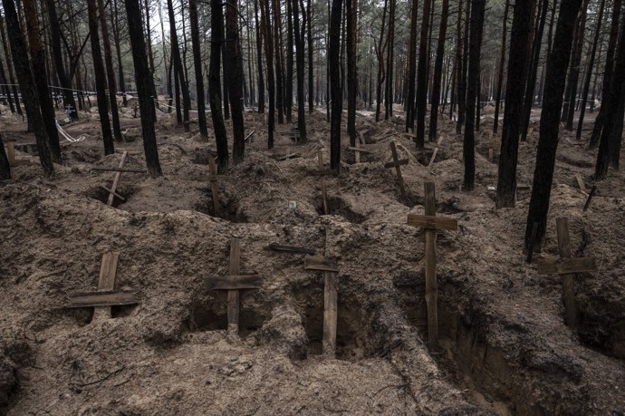 V ukrajinském Izjumu bylo v září 2022 po jeho osvobození Kyjevem nazeleno provizorní pohřebiště se 448 hroby.
