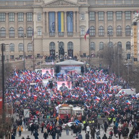 Před Národním muzeem se konalo mnoho demonstrací.