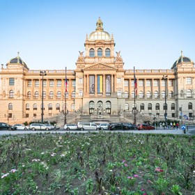 Na budově Národního muzea visela až donedávna ukrajinská vlajka.