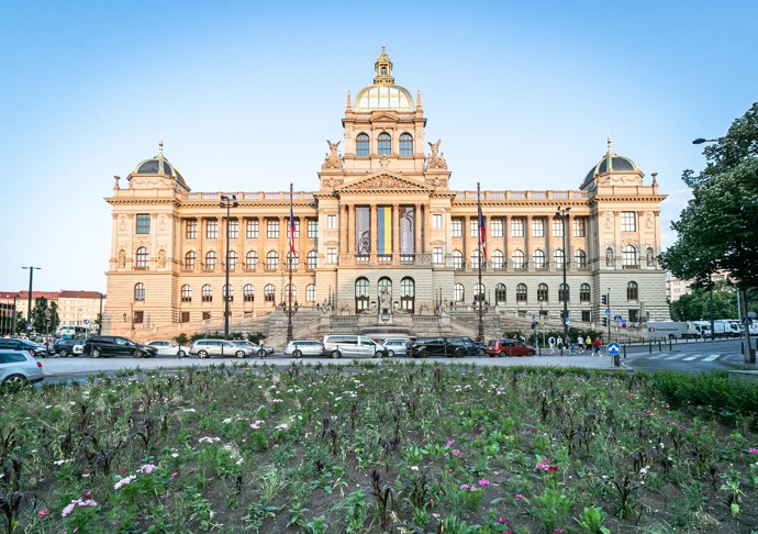 Na budově Národního muzea visela až donedávna ukrajinská vlajka.