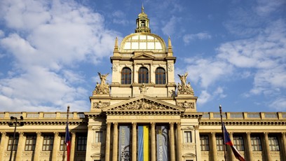 FOTO: Budova Náordního muzea s ukrajinskou vlajkou.