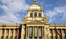 Budova Náordního muzea s ukrajinskou vlajkou.