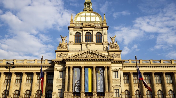 Budova Náordního muzea s ukrajinskou vlajkou.