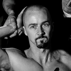 První problémy se začaly projevovat při natáčení dramatu Kult hákového kříže (1996), v němž Norton ztvárnil hlavní roli napraveného neonacisty. Film následně z vlastní iniciativy sestříhal tak, že ho nepoznal ani sám režisér, nicméně studio ho dalo do kin a Norton si vysloužil nominaci na Oscara.