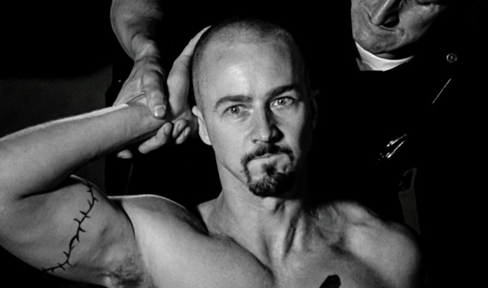 První problémy se začaly projevovat při natáčení dramatu Kult hákového kříže (1996), v němž Norton ztvárnil hlavní roli napraveného neonacisty. Film následně z vlastní iniciativy sestříhal tak, že ho nepoznal ani sám režisér, nicméně studio ho dalo do kin a Norton si vysloužil nominaci na Oscara.