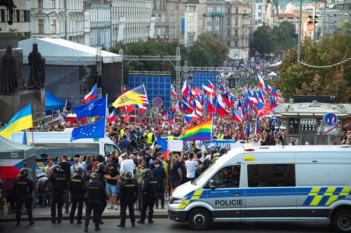 U Národního muzea došlo i ke střetu různých demonstrantů.