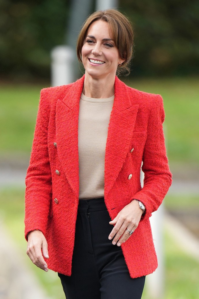 Britská princezna Kate nosí tvíd ráda. Nejčastěji na blejzrech, které ale díky výraznější barvě rozhodně nepůsobí usedle. A ne vždy jde o kousky z nejluxusnějších značek. Toto sako Kate Middleton pořídila v Zaře