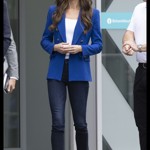 Kate Middleton je mistryní v umu skloubit ležérní styl s formálním. Základ jejích uvolněných outfitů přitom z valné části tvoří skinny džíny, jako jsou tyto tmavě modré značky Mother. Ty princezna vhodně spárovala s bílými teniskami Veja, jednoduchým bílým topem a královsky modrým blejzrem Zara. Vznikl tak moderní šik look, který nepostrádal jistou dávku elegance.