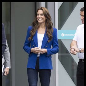 Kate Middleton je mistryní v umu skloubit ležérní styl s formálním. Základ jejích uvolněných outfitů přitom z valné části tvoří skinny džíny, jako jsou tyto tmavě modré značky Mother. Ty princezna vhodně spárovala s bílými teniskami Veja, jednoduchým bílým topem a královsky modrým blejzrem Zara. Vznikl tak moderní šik look, který nepostrádal jistou dávku elegance.