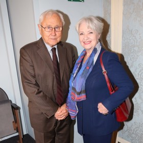 Ve skříni má herečka ještě tmavě modrý kostýmek, ke kterému nosí barevný šál a vínovou kabelku. Na snímku s kolegou Jaroslavem Satoranským.