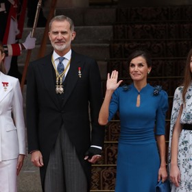 Princezna Leonor se svými rodiči, králem Filipem VI. a královnou Letizií, a mladší sestrou Sofií.