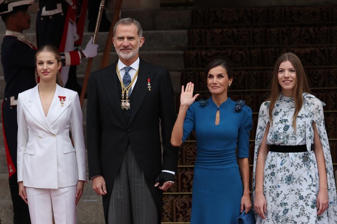 Princezna Leonor se svými rodiči, králem Filipem VI. a královnou Letizií, a mladší sestrou Sofií. 