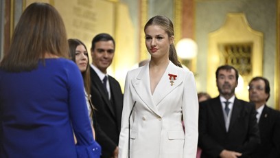 FOTO: Princezně Leonor to v bílém kostýmku velice slušelo.