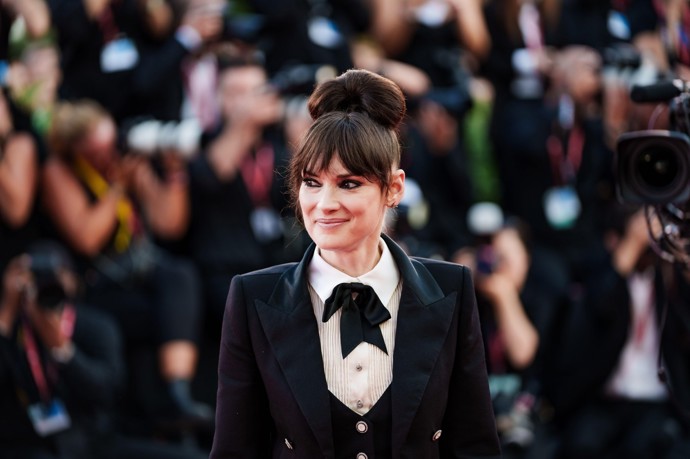 Svou trochou do mlýna přispěla o 14 let později také herečka Winona Ryder, již samotnou a jejího homosexuálního kamaráda herec urážel na jednom večírku v roce 1995.