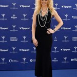 I když Kateřina Siniaková preferuje originalitu a výraznost, někdy zůstává střídmější a nevyhne se ani noblesní klasice - černým šatům s odhalenými pažemi, které doplnila závěsy perel a rozpuštěnými blond kudrnami.