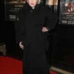 Také zpěvačka Cyndi Lauper musela řešit finanční nesnáze. Dostala se do nich roku 1981 poté, co její kapelu Blue Angel žaloval bývalý manažer o 80 tisíc dolarů. Pěnice vyhlásila bankrot a živila se coby servírka a barová zpěvačka, než se jí povedlo rozjet veleúspěšnou sólovou kariéru (a vydělat daleko víc).