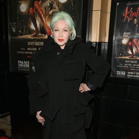 Také zpěvačka Cyndi Lauper musela řešit finanční nesnáze. Dostala se do nich roku 1981 poté, co její kapelu Blue Angel žaloval bývalý manažer o 80 tisíc dolarů. Pěnice vyhlásila bankrot a živila se coby servírka a barová zpěvačka, než se jí povedlo rozjet veleúspěšnou sólovou kariéru (a vydělat daleko víc).