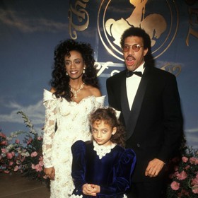 Roku 1975 se vzali a adoptovali společně dceru Nicole (na snímku). V roce 1988 ale jejich manželství definitivně skončilo skandální bitkou.