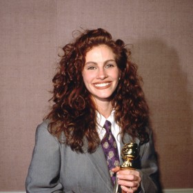 Podle svých slov ho zakoupila v pánské konfekci obchodu Armani, kde jí ho upravili na míru. Ve skříni ho má dodnes a příležitostně si ho půjčuje mladší syn Henry.