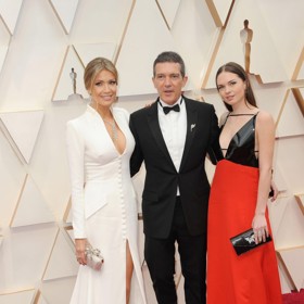 Stella Banderas zdědila krásu po rodičích Antoniu Banderasovi a Melanii Griffith. Na snímku s tátou a "macechou" - modelkou, podnikatelkou a finanční poradkyní Nicole Kimpel.