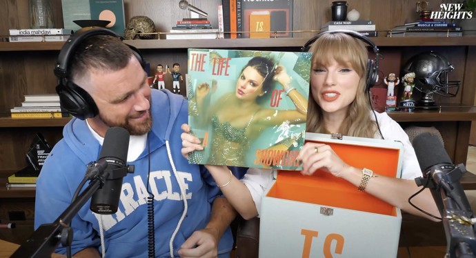Taylor Swift vychází 3. října 2025 nové album The Life Of A Showgirl, které je v mnohém o jejím turné The Eras Tour a zároveň o lásce s jejím snoubencem Travisem Kelseym. Právě v jeho podcastu odtajnila Taylor vizáž alba a prozradila první informace o něm. 