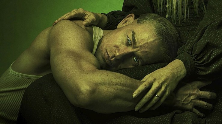 Šíleného vraha Eda Geina ztvárnil britský herec Charlie Hunnam. 